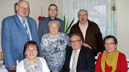 An ihrem 90. Geburtstag hatte Dora Herold prominente Gratulanten. Vorne, von links: Heidi Wich von der Awo, die Jubilarin, stellvertretender Landrat Dieter Schaar und Helga Lindner vom VdK; hintere Reihe, von links: Bürgermeister Dieter Adam, Pfarrer Michael Schaefer und Sohn Gerhard Herold. Foto: Karl Klippel