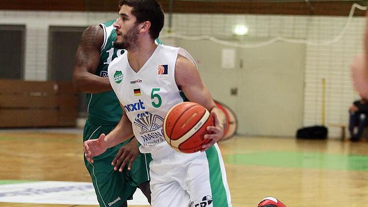 Im gesamten Spiel waren Daniel Schmidt (mit Ball) nur zehn Sekunden Pause vergönnt. Der Spielmacher der Young Pikes, der tags zuvor auch schon elf Minuten für die Brose Baskets in Crailsheim auf dem Parkett gestanden hatte, erzielte zwei wichtige Dreier und verteilte sieben Assists. Fotos: sportpress