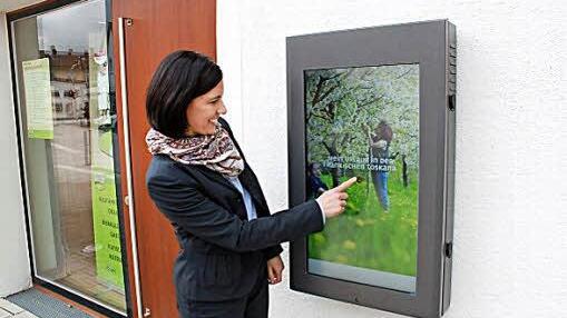 Bianca Müller an der interaktiven Rund-um-die-Uhr-Tourist-Info, die es außer in Litzendorf auch in Memmelsdorf und Strullendorf gibt. Foto: hak