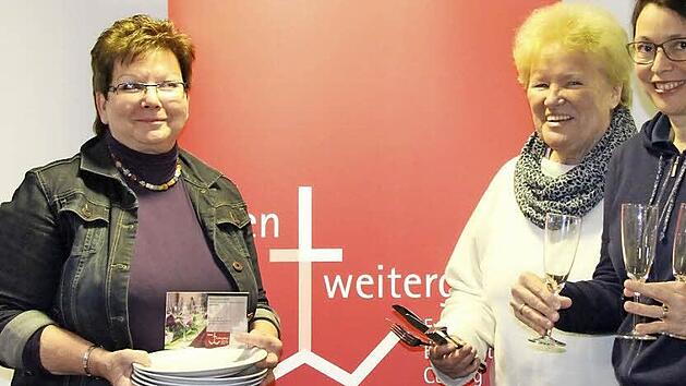 Hildegard Mogalle, Heidi Schülke und Ortrun Stenglein-Gröschel haben das Frauenmahl zugunsten der Stiftung "Leben und weitergeben" organisiert. Anmeldungen sind noch möglich. Foto: Simone Bastian