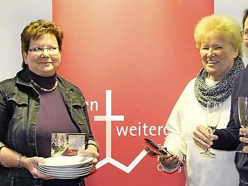 Hildegard Mogalle, Heidi Schülke und Ortrun Stenglein-Gröschel haben das Frauenmahl zugunsten der Stiftung "Leben und weitergeben" organisiert. Anmeldungen sind noch möglich. Foto: Simone Bastian