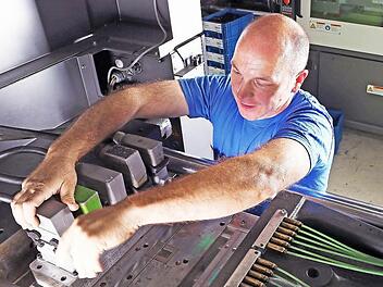 &Uuml;ber eine Zeitarbeitsfirma kam Jens Lenk zu ROS. 2012 wurde er in dem Unternehmen in Coburg fest angestellt und l&auml;sst sich mittlerweile weiterbilden zum Verfahrensmechaniker.  Foto: Matthias Rotter