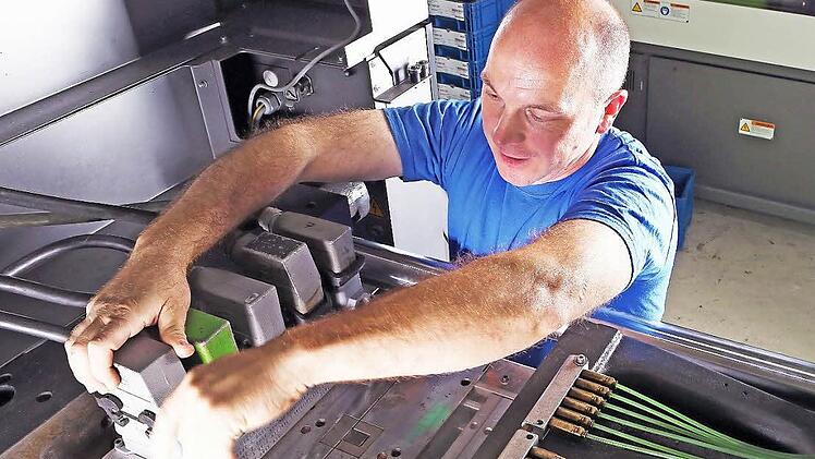 &Uuml;ber eine Zeitarbeitsfirma kam Jens Lenk zu ROS. 2012 wurde er in dem Unternehmen in Coburg fest angestellt und l&auml;sst sich mittlerweile weiterbilden zum Verfahrensmechaniker.  Foto: Matthias Rotter