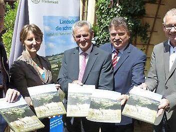 "Landschaft, die schmeckt!" lautet der Titel eines neuen Buches über die Vielfalt für Natur und Gaumen im Naturpark Frankenwald. Unser Bild zeigt (von links) Landrat Oliver Bär (Hof), Beate Singhartinger von der Gebietsbetreuung im Naturpark Frankenwald, die Landräte Oswald Marr (Kronach) und Klaus Peter Söllner (Kulmbach) sowie den Geschäftsführer des Naturparks Frankenwald, Dieter Förster.  Foto: kpw
