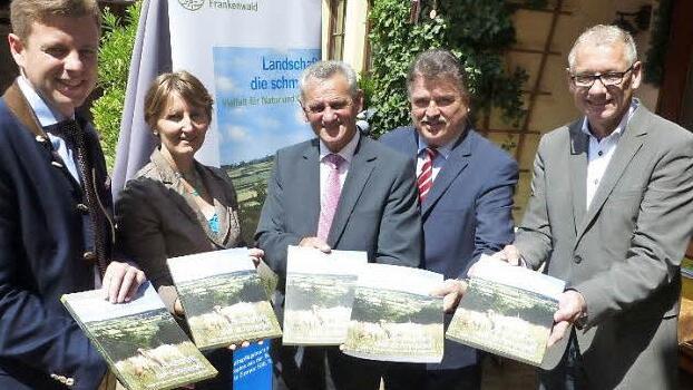 "Landschaft, die schmeckt!" lautet der Titel eines neuen Buches über die Vielfalt für Natur und Gaumen im Naturpark Frankenwald. Unser Bild zeigt (von links) Landrat Oliver Bär (Hof), Beate Singhartinger von der Gebietsbetreuung im Naturpark Frankenwald, die Landräte Oswald Marr (Kronach) und Klaus Peter Söllner (Kulmbach) sowie den Geschäftsführer des Naturparks Frankenwald, Dieter Förster.  Foto: kpw