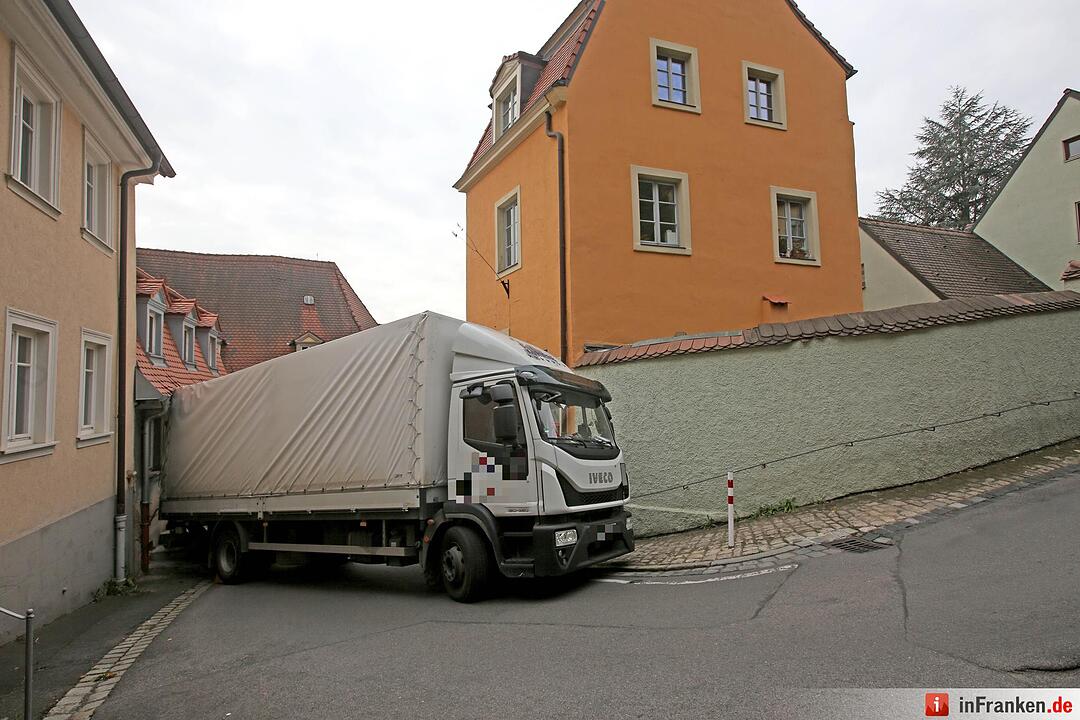 Irrfahrt durch Bamberger Altstadt endet fŸr Lkw festgefahren an Hauswand