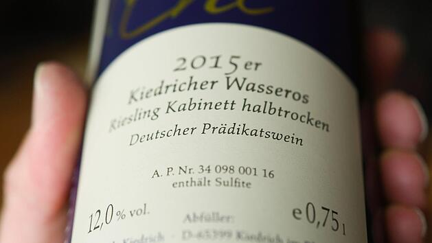 Das Etikett einer Flasche 2015er Riesling Kabinett halbtrocken aus der Lage Kiedricher Wasseros (Rheingau). Der Deutsche Weinbauverband (DWV) m&ouml;chte Ordnung und Struktur in  die Qualit&auml;tsbezeichnungen von Weinen bringen. Foto: Arne Dedert/dpa