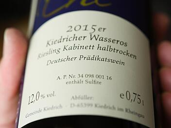 Das Etikett einer Flasche 2015er Riesling Kabinett halbtrocken aus der Lage Kiedricher Wasseros (Rheingau). Der Deutsche Weinbauverband (DWV) möchte Ordnung und Struktur in  die Qualitätsbezeichnungen von Weinen bringen. Foto: Arne Dedert/dpa