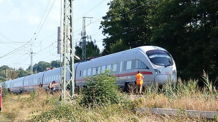Erst hinter dem Bahnübergang kam der ICE zum Stehen. Foto: Simone Bastian