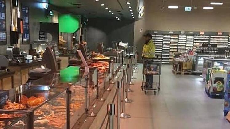 In allen Edeka-Schuler-Filialen ist Plexiglas an den Kassen angebracht worden. So will der Markt Kunden und Mitarbeiter gleichermaßen schützen. Foto: Facebook   E-Center Schuler Fürth Hornschuchcenter
