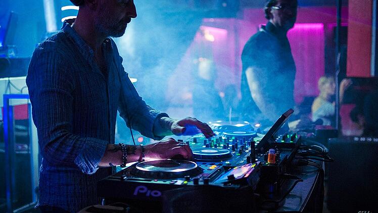 Die Erlanger Clubs locken mit Live-DJs jedes Wochenende Tausende Nachtschwärmer an.