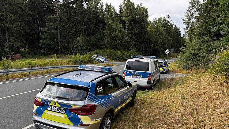 Mann schlägt auf Polizisten ein: Großfahndung nahe der A93 in Oberfranken beendet