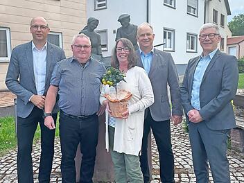 Das Bild zeigt (von links) Vorstand Rainer Geis, Hilmar Thoma, Ehefrau Elke Thoma, Abteilungsleiter Matthias Wehner und Vorstand J&uuml;rgen Klubertanz.