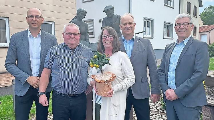 Das Bild zeigt (von links) Vorstand Rainer Geis, Hilmar Thoma, Ehefrau Elke Thoma, Abteilungsleiter Matthias Wehner und Vorstand J&uuml;rgen Klubertanz.