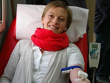 So sehen Lebensretter aus. Franken Guss PR-Chefin Julia Hollenbacher spendet im Blutspendemobil einen halben Liter Blut. Fotos: Müller