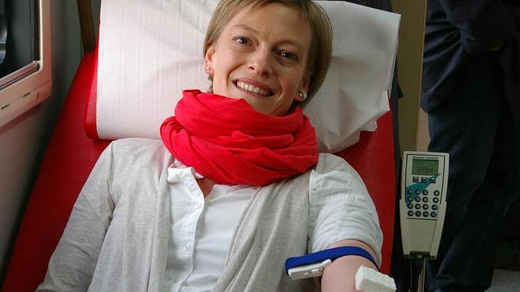 So sehen Lebensretter aus. Franken Guss PR-Chefin Julia Hollenbacher spendet im Blutspendemobil einen halben Liter Blut. Fotos: Müller
