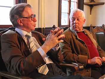 Der Pianist Hans-Dieter Bauer (links), hier mit seinem Manager Giorgio Cumbat (rechts), gibt am 22. Februar ein Konzert im Kaisersaal von Kloster Banz. Foto: Gerda Völk