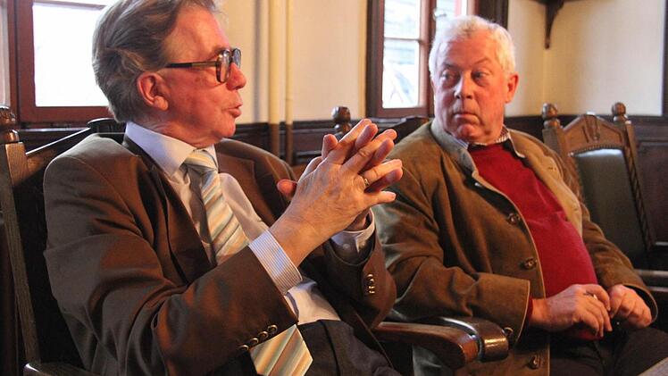 Der Pianist Hans-Dieter Bauer (links), hier mit seinem Manager Giorgio Cumbat (rechts), gibt am 22. Februar ein Konzert im Kaisersaal von Kloster Banz. Foto: Gerda Völk