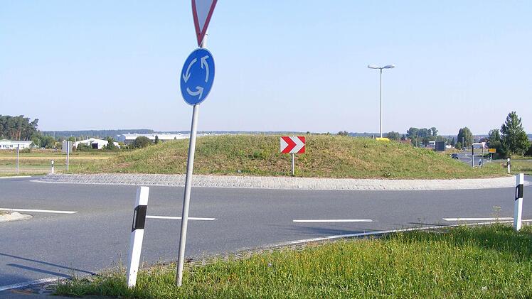 Der Adelsdorfer Kreisel, der auf die B470 führt