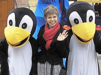Katrin Uano (vorne Mitte), die Karpfenkönigin aus dem Aischgrund, repräsentiert die Region bei den Nürnberger Fischtagen.  Foto: privat