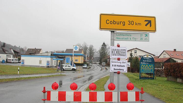 Schon am nordöstlichen Kreisel wurden die Autofahrer auf die Umleitung nach Coburg hingewiesen. Foto: Friedwald Schedel
