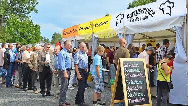 Schlangestehen für etwas Gutes: Diese Aufnahme entstand bei den Genusstagen in Rödental im Jahr 2015.  Foto: Tobias Gruber