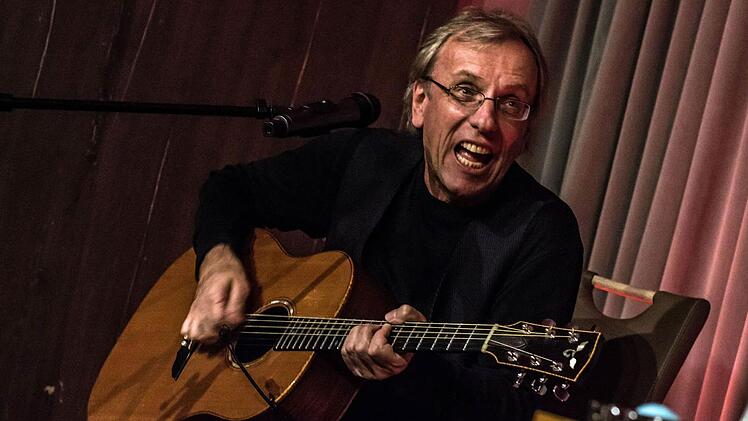 Der Gitarrist Eberhard Klunker gastierte mit Beata Kossowska bei "Leise am Markt" in Coburg. Foto: Jochen Berger