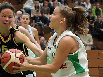 Julika Gese (r.) ist junger Spross einer gro&szlig;en und erfolgreichen Bamberger Basketballerfamilie. Auch auf ihr Talent baut Cheftrainerin Jessie Miller. Foto: sportpress