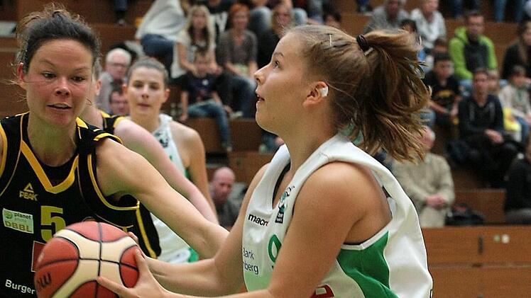 Julika Gese (r.) ist junger Spross einer gro&szlig;en und erfolgreichen Bamberger Basketballerfamilie. Auch auf ihr Talent baut Cheftrainerin Jessie Miller. Foto: sportpress