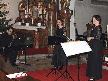 Christrosen und Winterträume präsentierte das Sopranistinnenensemble "Sopresso" mit (v.r.) Stephanie Simon und Katja Woitsch, welches durch Bernhard Kuffer am Klavier begleitet wurde. Michael Wunder