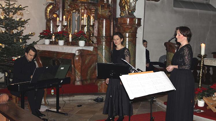 Christrosen und Winterträume präsentierte das Sopranistinnenensemble "Sopresso" mit (v.r.) Stephanie Simon und Katja Woitsch, welches durch Bernhard Kuffer am Klavier begleitet wurde. Michael Wunder
