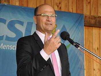 Minister Albert Füracker lobte den Zusammenhalt der Verein in der Gemeinde Pfarrweisach und ging in einer engagierten Rede auf aktuelle bayerische Themen ein.Simon Albrecht