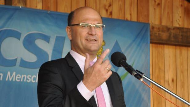 Minister Albert Füracker lobte den Zusammenhalt der Verein in der Gemeinde Pfarrweisach und ging in einer engagierten Rede auf aktuelle bayerische Themen ein.Simon Albrecht