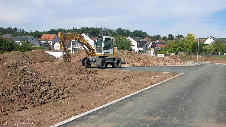 Nach Planungen eines Kronacher Ingenieurbüros entstehen mit der Erschließung des Neubaugebiets "Zeppelinstraße" neun Baugrundstücke und sechs feste Pkw-Stellplätze. Die Erschließungsstraße führt über den Wendehammer (Bildmitte)  hinaus.        Foto: Klaus Oelzner