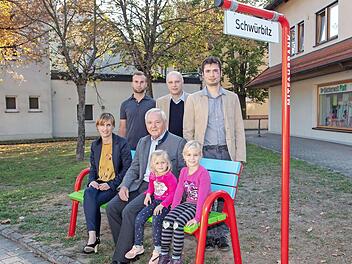 Bürgermeister Helmut Fischer mit seinen beiden Enkeln und Sandra Wolf vom Demographie-Kompetenzzentrum Oberfranken saßen Probe. Stehend (von links) René Biesenecker, Werner Naser und Dominik Bieringer (beide von der Werkstatt in Himmelkron).  Foto: Klaus Gagel