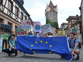 Sie waren wenig, aber laut: Klimaschützer beim Fotostopp auf der Hauptstraße  Fotos: Bernhard Panzer