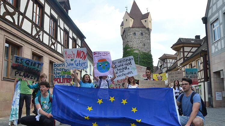 Sie waren wenig, aber laut: Klimaschützer beim Fotostopp auf der Hauptstraße  Fotos: Bernhard Panzer