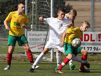 Luca Auer (wei&szlig;es Trikot) will in die Fu&szlig;stapfen von Stefan Kie&szlig;ling und Marius Wolf treten: Er l&auml;uft k&uuml;nftig f&uuml;r den Nachwuchs des Zweitligisten 1.FC N&uuml;rnberg auf. Fotos: sportpress/Archiv