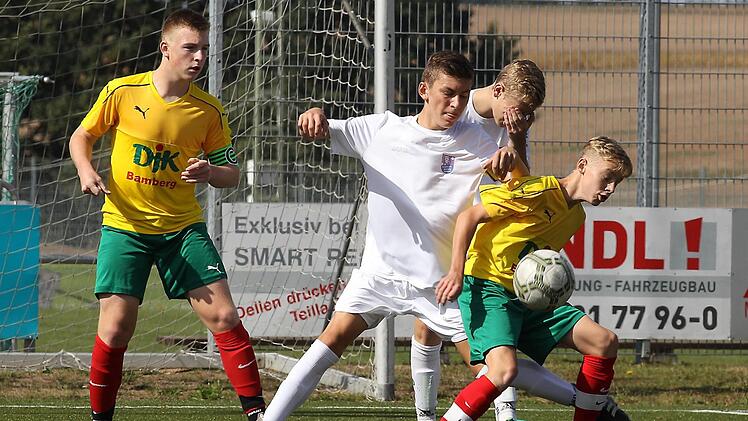 Luca Auer (wei&szlig;es Trikot) will in die Fu&szlig;stapfen von Stefan Kie&szlig;ling und Marius Wolf treten: Er l&auml;uft k&uuml;nftig f&uuml;r den Nachwuchs des Zweitligisten 1.FC N&uuml;rnberg auf. Fotos: sportpress/Archiv