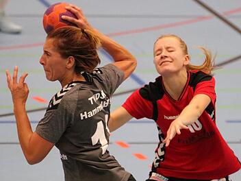 Im Derby vorne: Nicole Schröter vom TV/DJK Hammelburg, hier beim Wurf gegen die Brückenauerin Mareike Schneider. Foto: Sebastian Schmitt