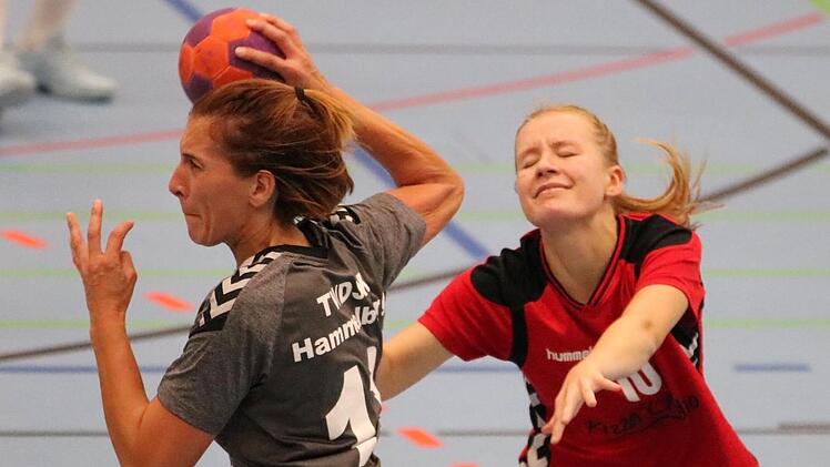 Im Derby vorne: Nicole Schröter vom TV/DJK Hammelburg, hier beim Wurf gegen die Brückenauerin Mareike Schneider. Foto: Sebastian Schmitt