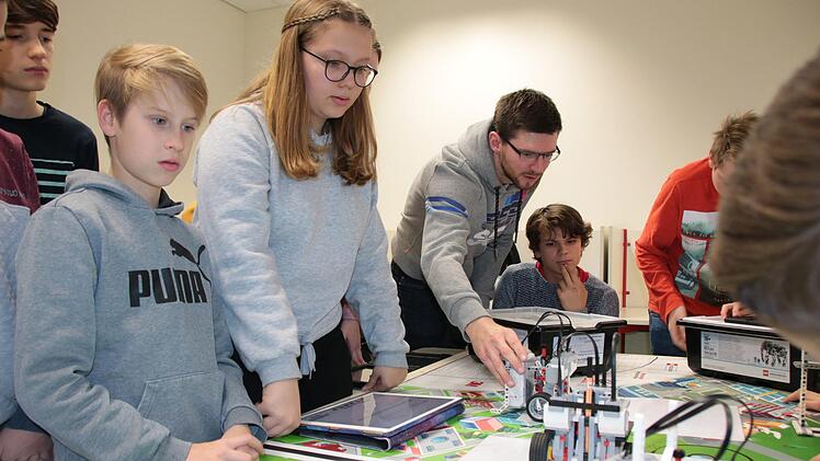 Eine der ersten Aufgaben im neuen Robotik-Kurs war, dass die drei kleinen Maschinen jeweils einen Buchstaben des Schul-Kürzels FGH, für Frobenius-Gymnasium Hammelburg, zeichnen. Nach viel Justieren und Einstellen hat das super geklappt.Ralf Ruppert