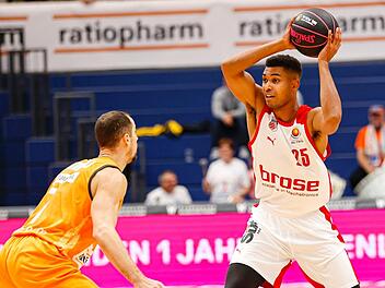 Kenneth Ogbe (rechts) hat die Spiele gegen Hamburg und Bilbao wegen der Geburt seiner Tochter verpasst. Der Brose-Neuzugang ist aber wieder zurück im Team. Foto: Daniel Löb