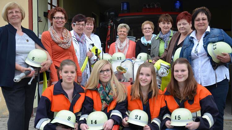 Damenpower im Doppelpack: Die Gauaschacher "Mädchenlöschtruppe"von vor 40 Jahren (hinten von links) Gudrun Gerhard, Elisabeth Pfister, Anita Huppmann, Inge Hart, Hildegard Fröhlich, Herlinde Vollmuth, Maria Knöferl, Anita Kippes und Marion Hartmann gemeinsam mit den Mädchen der Jugendlöschgruppe (vorne von links: Annalena Oswald, Lauzra- Sophie Rohner, Saskia Reuter und Franziska Marx.