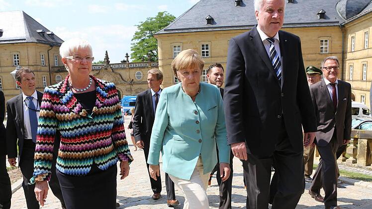 Nach einer kurzen Ansprache im Klosterhof ging es für Angela Merke, Horst Seehofer und Gerda Hasselfeld ...