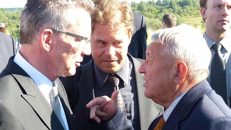 Verteidigungsminister Lothar de Maizière (links) im Gespräch mit einem russischen Kriegsveteranen.