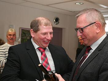 Wie für Klaus Faatz (l.) gemacht: "Jung Spund's Spätlese" hatte Waldemar Kleetz, der Vorsitzende der Verwaltungsgemeinschaft für den jüngsten Bürgermeister mitgebracht. Foto: Evi Seeger