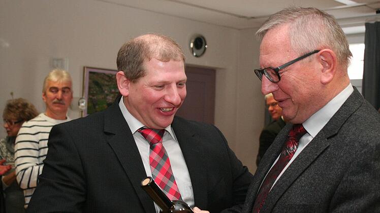 Wie für Klaus Faatz (l.) gemacht: "Jung Spund's Spätlese" hatte Waldemar Kleetz, der Vorsitzende der Verwaltungsgemeinschaft für den jüngsten Bürgermeister mitgebracht. Foto: Evi Seeger