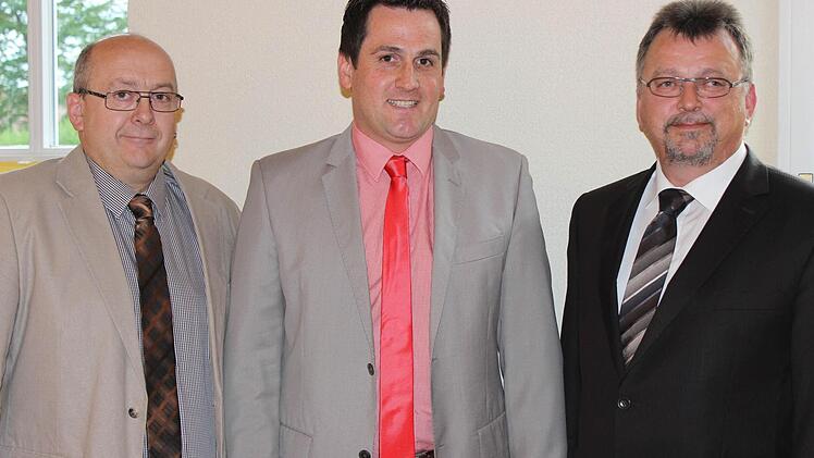 Bürgermeister Florian Kraft (m.) wird flankiert von Richard Dorsch (l.) und Wilhelm Sponsel. Foto: fra-press
