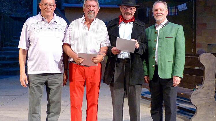Hohe Ehrung für Siegfried Küspert und Georg Küfner (Mitte) durch den Präsidenten und den Landesspielleiter des Bayerischer Amateurtheater-Verbandes, Horst Rankl (rechts) und Gerhard Berger (links).  Foto: Dieter Hübner